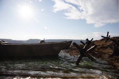 2. Dünya Savaşı canlandırması (D-Day). Oyuncak askerler, çıkarma gemileri ve kirpilerle yaratıcı dekorasyon. 6 Haziran 1944 'te Normandiya' ya inen savaş sahnesi. Seçici odak