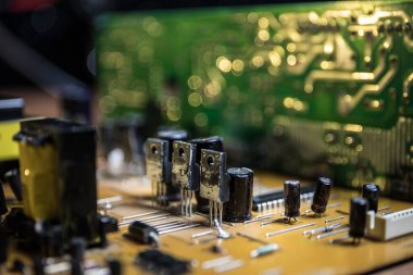 Elektronik bir cihazın içindeki modern teknolojinin yaratıcı konsepti. Elektronik devre kartı sade bir şekilde kapanır. Seçici odak