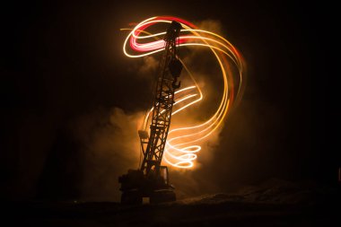 Yapı vinç silueti ile soyut endüstriyel arka plan sisli ve arka planda muhteşem gece gökyüzü üzerinde. Gece sisli gökyüzüne karşı kule vinci. Endüstriyel gökyüzü. Seçici odak