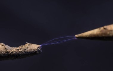 İki elektrotun arasında parlayan gerçekçi elektrik şimşeği. Endüstriyel elektrik. Makro çekim