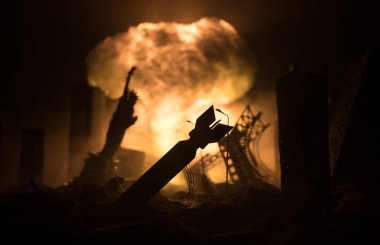 Nükleer savaş konsepti. Nükleer bomba patlaması. Bombalamadan sonra şehir merkezinin kıyamet manzarası. Gece sahnesi. Şehir savaş yüzünden yok oldu..