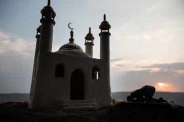 Geceleri camları olan gerçekçi bir cami minyatürü. Kutlama kartı, Müslüman kutsal ayı için davetiye Ramazan Kareem. Seçici odak