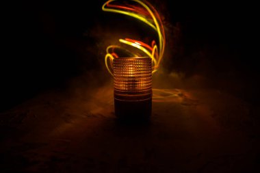 Fabrikada acil durum ışığı, uyarı ışığı, beton duvarda turuncu siren. Dönen siren.