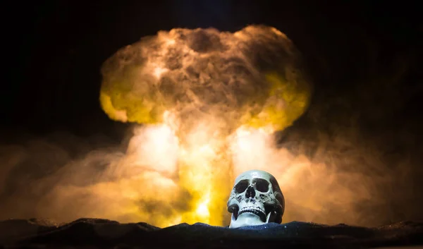核戦争の概念 核爆弾の爆発 暗闇の中で創造的なアートワーク装飾 選択的焦点 — ストック写真