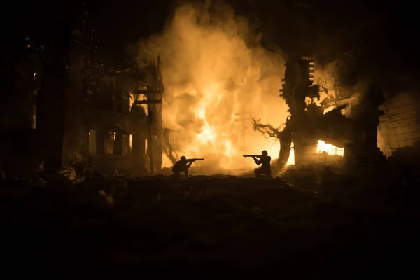 Conceito Guerra Silhuetas Militares Lutando Cena Fundo Céu Nevoeiro Guerra — Fotografia de Stock