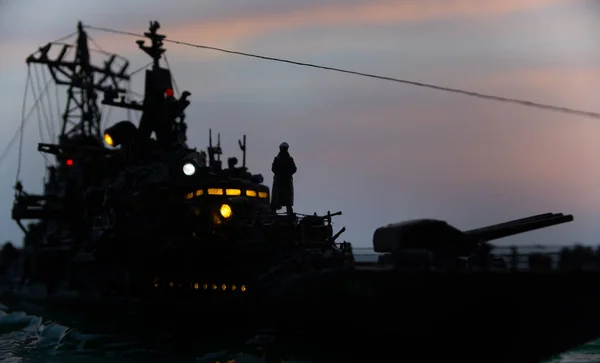 战争概念 海上的夜战场面戏剧化的云彩效果 日落时战舰的轮廓 微型创意餐桌装饰 有选择的重点 — 图库照片