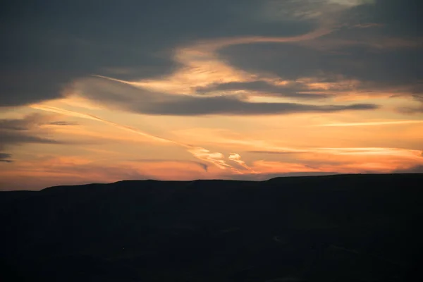 Colorido Atardecer Sobre Las Colinas Montaña Hermosas Nubes Volando Sobre —  Fotos de Stock