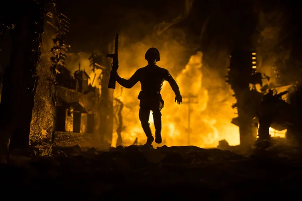 Kriegskonzept Militärische Silhouetten Kampfszene Auf Kriegsnebel Himmel Hintergrund Weltkriegssoldaten Silhouette — Stockfoto