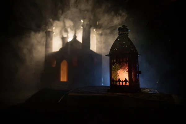 Lanterna Árabe Ornamental Com Vela Acesa Brilhando Noite Mesquita Realista — Fotografia de Stock