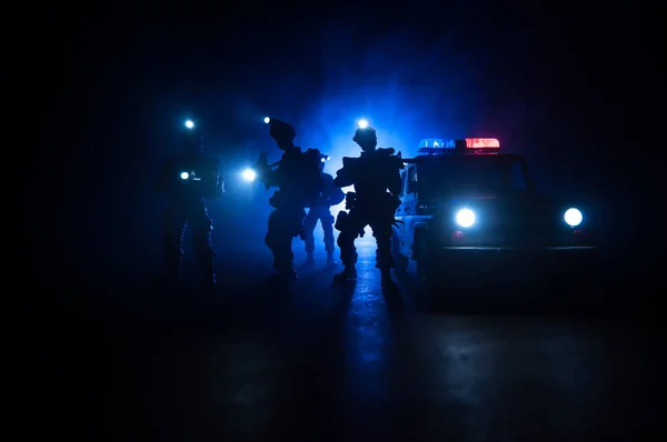 防暴警察发出准备好的信号 政府权力概念 特警队在行动中在黑暗的背景上用灯光吸烟 蓝色的红色闪光警笛 有选择的重点 — 图库照片