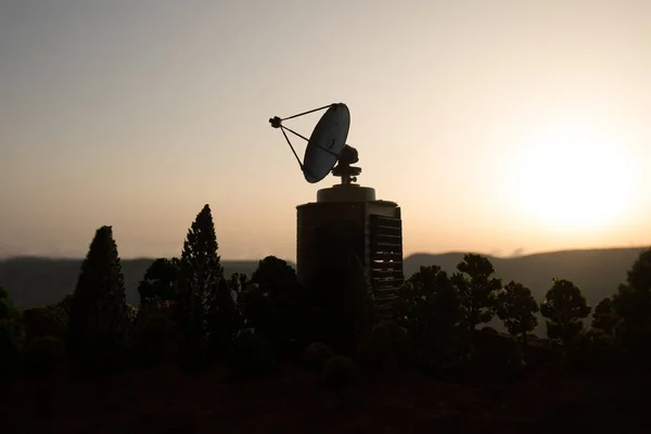 Antena Radar Espacial Pôr Sol Silhuetas Antenas Parabólicas Rádio Contra — Fotografia de Stock