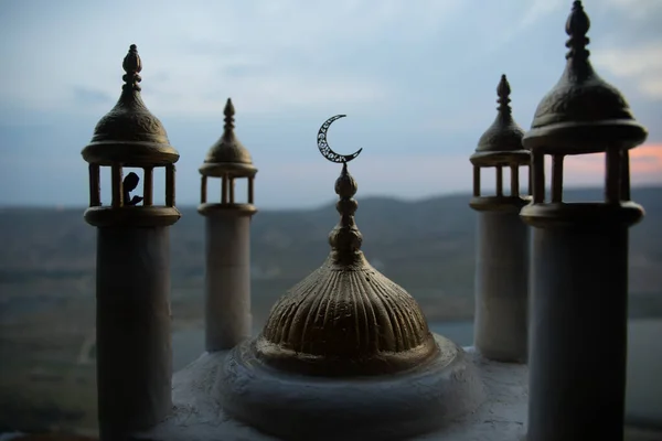 석양에 이슬람 건물의 실루엣 라마단 카림의 모스크의 실루엣 선택적 — 스톡 사진
