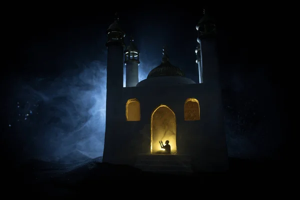 Silueta Mešity Tónovaném Zamlženém Pozadí Ramadan Kareem Pozadí Realistická Mešita — Stock fotografie