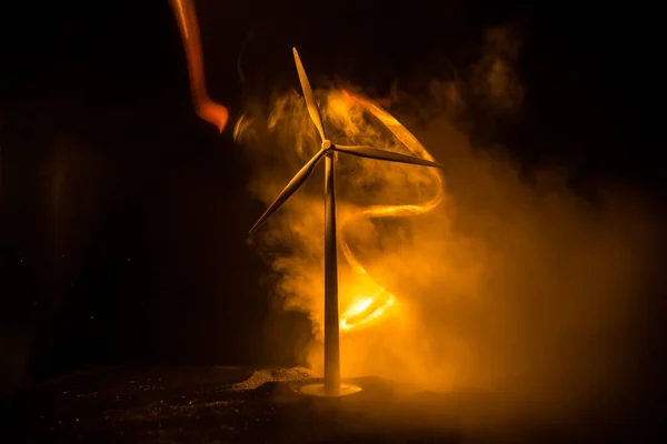 自然中的电力或清洁能源概念 风力涡轮机生产替代能源 创意装饰与小缩影 有选择的重点 — 图库照片