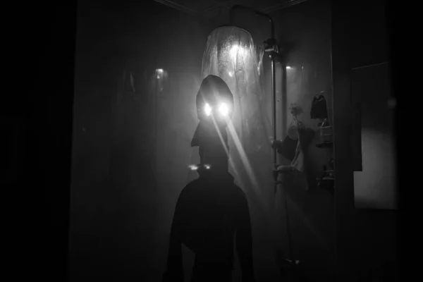 万圣节的概念 淋浴房里可怕的人物形象 带着发光灯在浴室里杀人的疯子长期接触 — 图库照片