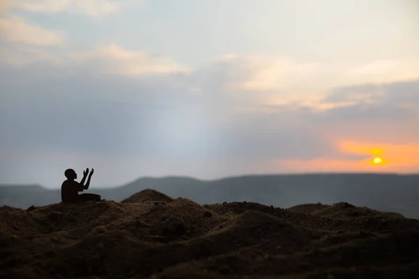 Silhouet Van Moslim Gebed Bij Zonsondergang Ramadan Kareem Achtergrond Biddende — Stockfoto