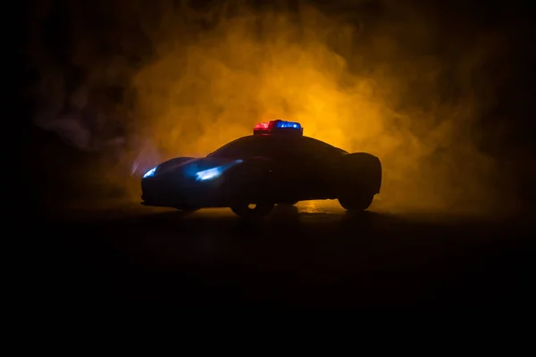 Coche Policía Persiguiendo Coche Por Noche Con Niebla Fondo 911 —  Fotos de Stock