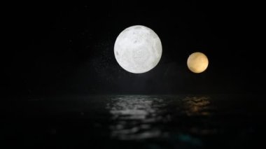 Romantik gece sahnesi Deniz üstünde ay ile gece