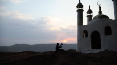 Ramazan Kareem geçmişi. Dua silueti olan gerçekçi bir cami minyatürü. Seçici odak