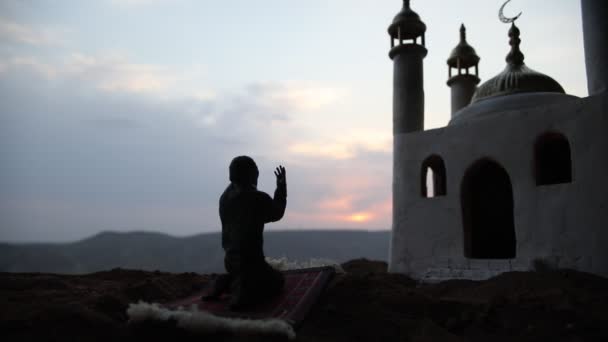 Ramadan Kareem Background Realistic Mosque Miniature Prayer Silhouette Selective Focus — Vídeos de Stock