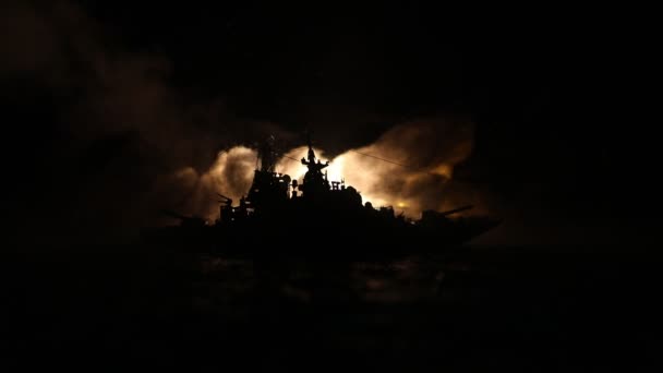 海战现场 在乌云密布的天空背景下 军用战舰的轮廓 以爆炸和火灾为装饰的戏剧化战争场景 有选择的重点 — 图库视频影像