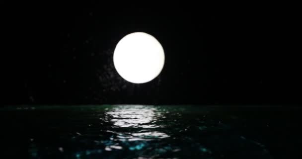 Романтическая Ночная Сцена Луной Над Морем Ночью — стоковое видео