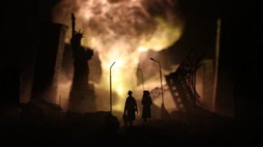 Nükleer savaş konsepti. Nükleer bomba patlaması. Bombalamadan sonra şehir merkezinin kıyamet manzarası. Gece sahnesi. Şehir savaş yüzünden yok oldu..