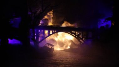 Savaş konsepti. Denizde gece savaşı sahnesi. Dramatik tonlu bulut etkisi. Gece savaş gemisinin silueti. Minyatür yaratıcı masa dekorasyonu