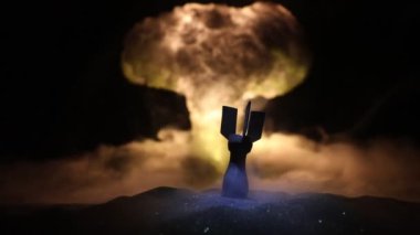 Nükleer savaş konsepti. Nükleer bomba patlaması. Karanlıkta yaratıcı sanat dekorasyonu. Seçici odak