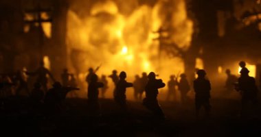 Savaş Konsepti. Askeri siluetler savaş sahnesinde sisli gökyüzü arka planında, Dünya Savaşı askerleri silueti Bulutlu Gökyüzünün altında