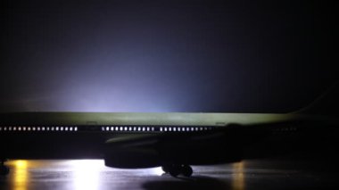 Karanlık arka planda minyatür uçakların mistik ışıkla çekilmiş görüntüleri