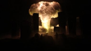 Nükleer savaş konsepti. Nükleer bomba patlaması. Bombalamadan sonra şehir merkezinin kıyamet manzarası. Gece sahnesi. Şehir savaş yüzünden yok oldu..