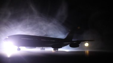 Karanlık arka planda minyatür uçakların mistik ışıkla çekilmiş görüntüleri