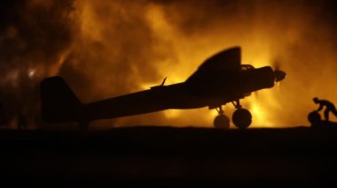 Uçak kazası. Düşen uçak yanıyor. Uçak yere çakıldı. Koyu renk arka planda oyuncaklarla süslenmiş. Uçak kazası konsepti. Seçici odak