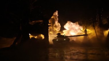 Savaş Konsepti. Askeri siluetler savaş sahnesinde sisli gökyüzü arka planında, Dünya Savaşı askerleri silueti Bulutlu Gökyüzünün altında