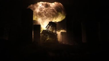 Nükleer savaş konsepti. Nükleer bomba patlaması. Bombalamadan sonra şehir merkezinin kıyamet manzarası. Gece sahnesi. Şehir savaş yüzünden yok oldu..