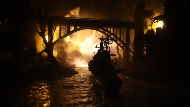 戦争の概念 海での夜の戦闘シーン 劇的なトーンの雲効果 夜の戦闘船のシルエット ミニチュア創造的なテーブル装飾 — ストック動画