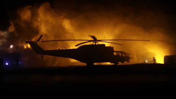 Silhouet Van Militaire Helikopter Klaar Uit Conflictgebied Vliegen Versierde Nachtbeelden — Stockvideo