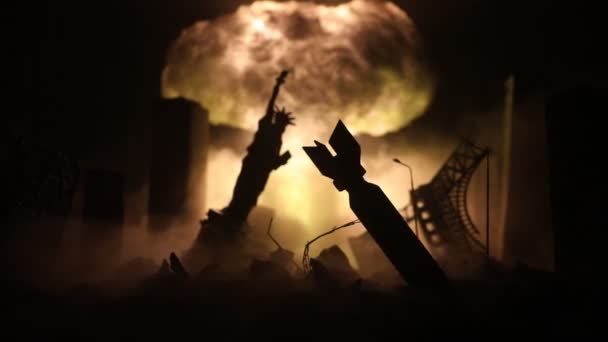 核戦争の概念 核爆弾の爆発 爆撃後の街のダウンタウンの黙示録的な景色 ナイトシーン 戦争で破壊された都市 — ストック動画
