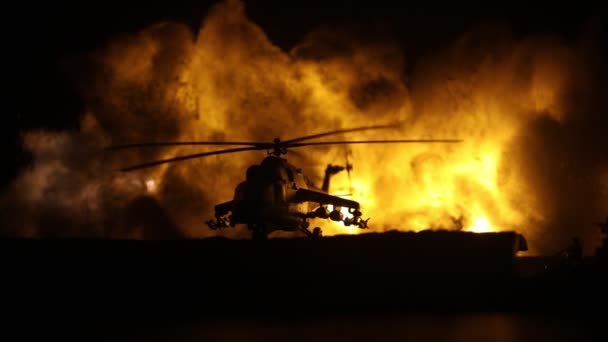 Silhouet Van Militaire Helikopter Klaar Uit Conflictgebied Vliegen Versierde Nachtbeelden — Stockvideo