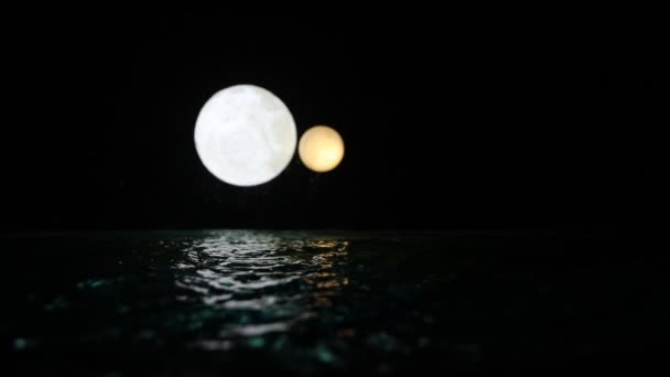 Romántica Escena Nocturna Con Luna Sobre Mar Por Noche — Vídeo de stock