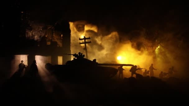 戦争の概念 戦争霧の空を背景にした軍のシルエット 曇ったスカイラインの下の世界大戦兵士シルエット夜 — ストック動画
