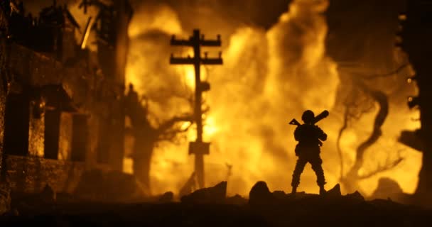 Savaş Konsepti Askeri Siluetler Savaş Sahnesinde Sisli Gökyüzü Arka Planında — Stok video