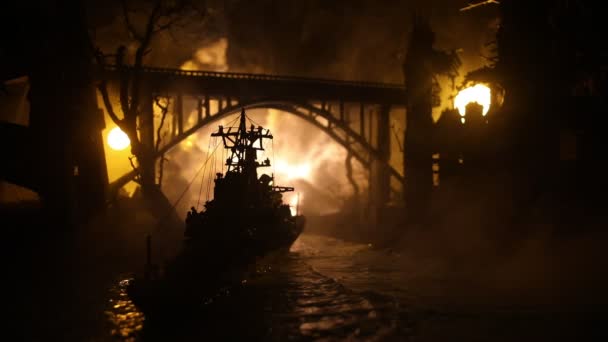戦争の概念 海での夜の戦闘シーン 劇的なトーンの雲効果 夜の戦闘船のシルエット ミニチュア創造的なテーブル装飾 — ストック動画