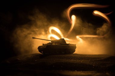 Savaş Konsepti. Askeri siluetler savaş sisli gökyüzü arka planında savaş sahnesi, Dünya Savaşı Askerleri Silueti Bulutlu Gökyüzünün Altında Gece. Zırhlı araç dövüşü sahnesi. Seçici odak