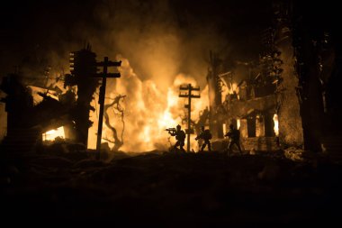 Savaş Konsepti. Askeri siluetler savaş sisli gökyüzü arka planında savaş sahnesi, Dünya Savaşı Askerleri Silueti Bulutlu Gökyüzünün Altında Gece. Harap olmuş şehirde savaş. Seçici odak