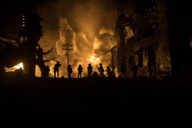 Savaş Konsepti. Askeri siluetler savaş sisli gökyüzü arka planında savaş sahnesi, Dünya Savaşı Askerleri Silueti Bulutlu Gökyüzünün Altında Gece. Harap olmuş şehirde savaş. Seçici odak