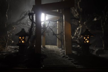 Yaratıcı sanat dekorasyonu. Gece soyut Japon tarzı ahşap tünel. Fantezi ormanında gece sahnesi. Seçici odak