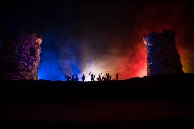 Ortaçağ savaş sahnesi. Şekillerin siluetleri ayrı nesnelerdi. Geceleri savaşçılar arasında savaşırlardı. Yaratıcı sanat dekorasyonu. Sisli bir arka plan. Seçici odak