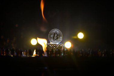 Koyu arka planda Altın Bitcoin. Yeni sanal para. Şifreli para birimi. Seçici odak noktasında Bitcoin 'e bakan kalabalık minyatürü